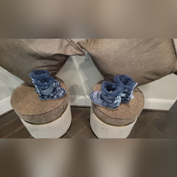 UGG Girl's Bailey Velvet Faux Fur Boots Toddler. - Picture 7 of 8